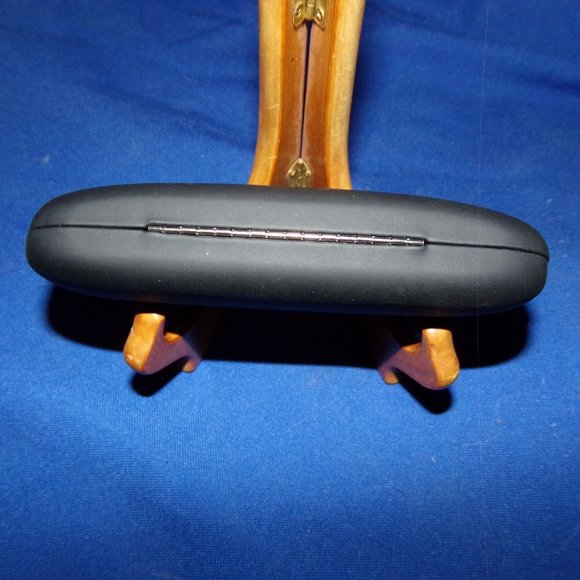 Insights Eyeglasses Case with Cleaning Cloth - black flip-top hardshell - Picture 4 of 6